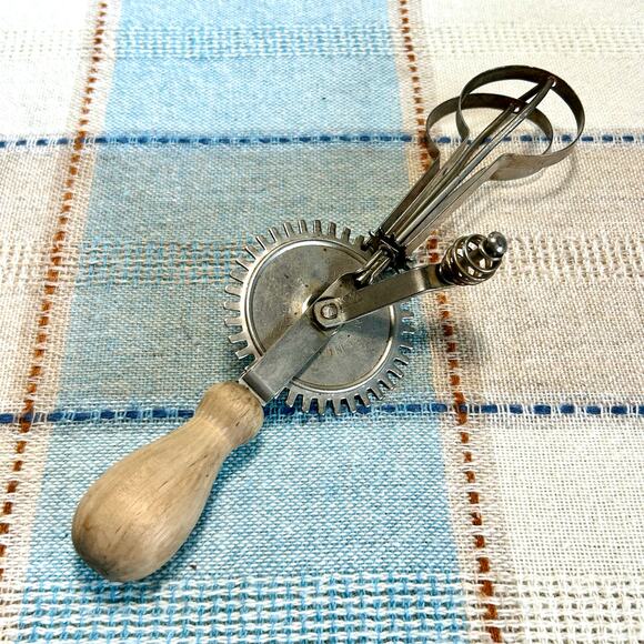 Vintage Hand Crank Egg Beater – Made in USA, Metal & Wood Handle Mixer - Picture 12 of 12